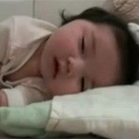 Nhìn bé cực đáng yêu nhé!