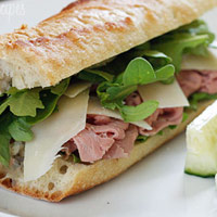 Bánh mì kẹp thịt ngon để bạn tiện hơn