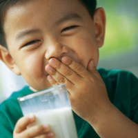 Uống sữa ban đêm giúp trẻ hấp thụ protein tốt. (Ảnh minh họa).