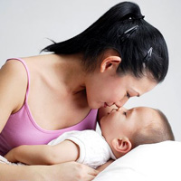 Chị em vẫn có thể cho con bú khi đang mang thai. (Ảnh minh họa)