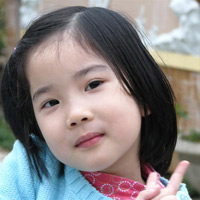 Mái tóc bóng đẹp, tự nhiên giúp con rạng rỡ và xinh tươi hơn. (Ảnh minh họa).