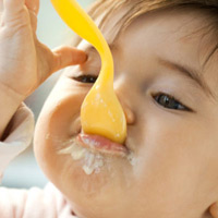 Để bé thích ăn cháo, mẹ cần nắm giữ những bí quyết hay. (Ảnh minh họa).