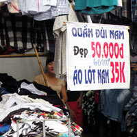 Nhiều mặt hàng thời trang giảm giá sốc (Ảnh minh họa)
