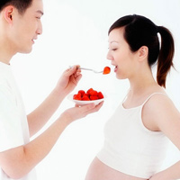 Bà bầu cần có chế độ ăn uống cân bằng. (ảnh minh họa)