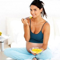 Bà bầu cần có chế độ ăn uống cân bằng, đủ dinh dưỡng. (ảnh minh họa)