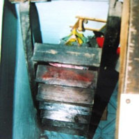 Cầu thang gỗ - vị trí mà gia đình nhà chồng cho rằng chị L đã bất cẩn, trượt chân ngã và gặp nạn