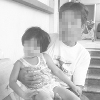 Bé T. cùng anh Nh. (bố cháu) tại bệnh viện