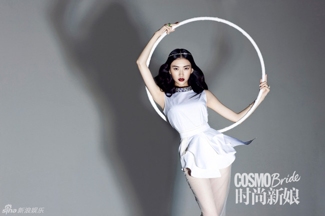 Bộ ảnh tân nương thực hiện trên Cosmopolitan lấy ý tưởng từ Olympic 2012 sắp tới với những bộ môn thể thao - nghệ thuật như trượt băng, thể dục dụng cụ...