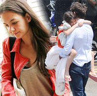Katie Holmes thảnh thơi đi tập thể dục một mình