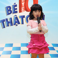 Bé thể hiện tài năng trên sân khấu