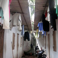 Giữa trưa, các khu trọ công nhân vẫn đóng cửa im ỉm