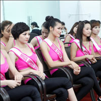 Thí sinh Miss Sport chăm chú nghe Hoa khôi Thu Hương truyền đạt kinh nghiệm