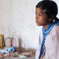 Nguyễn Thị Thúy lặng lẽ bên bàn thờ em trai
