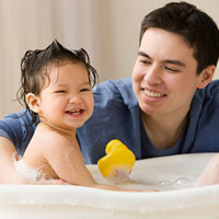 Cha tắm cho con gái, có nên? (Ảnh minh họa).