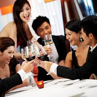 Đánh giá tốt của bạn bè chồng sẽ giúp tình cảm vợ chồng nồng thắm hơn (Ảnh minh họa)