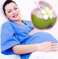 Nước dừa nóng giúp cổ tử cung mở nhanh hơn. (ảnh minh họa)