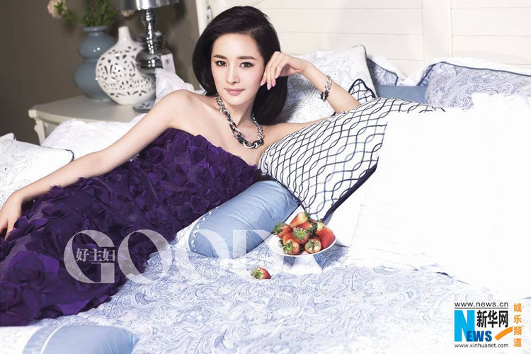 Trên bìa tạp chí Good Housewives, Dương Mịch hóa thân thành bà nội trợ trẻ quyến rũ, xinh tươi.