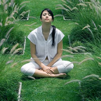 Chị em đi tập thiền để giải tỏa stress