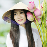 A hậu Thùy Trang xinh tươi bên sen trắng