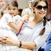 Mẹ con Suri cười tươi rạng rỡ