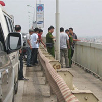 Hung thủ thực nghiệm lại hành vi hất vợ xuống sông tại cầu Thăng Long