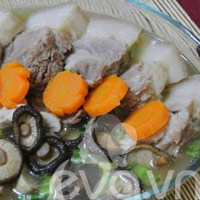 Thịt chân giò hầm nấm