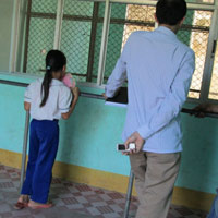 Giây phút hồi hộp chờ bố trong phòng gặp của bé Thanh Trúc