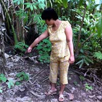 Bé Cao T. N đang chỉ nơi bị ông T. cưỡng bức vào ngày 23/03/2011.