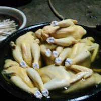 Kỹ nghệ ngâm, tẩm chân gà vàng ươm (Ảnh minh họa)