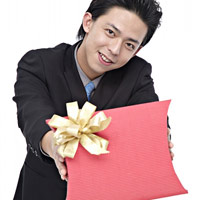 Tặng gì cho cô ấy ngày này? (Ảnh minh họa)