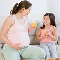 Cam chứa nhiều vitamin C, vitamin A, canxi và chất xơ... tốt cho bà bầu (Ảnh minh họa)