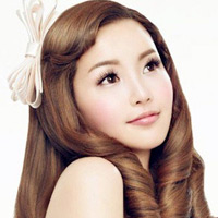 Thay đổi một chút ở kiểu tóc sẽ khiến bạn mới lạ và xinh đẹp hơn.