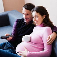 Bà bầu nên chọn lọc trước khi xem phim. (Ảnh minh họa)