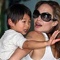 Cậu bé Pax Thiên là con nuôi của cặp đôi Jolie - Pitt.