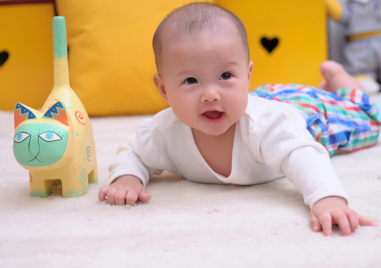 Mới được có hơn 5 tháng mà bé đã có một sức hút lạ kỳ với tất cả mọi người xung quanh rồi đấy.