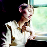 Không nên đọc sách khi bị say xe. (Ảnh minh họa)
