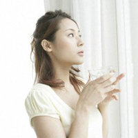 Uống nhiều nước có thể gây chứng đi tiểu đêm. (Ảnh minh họa)