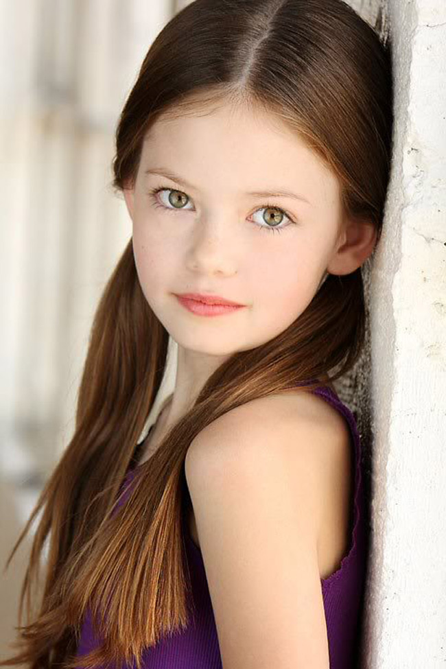 Với nước da trắng mịn và đôi mắt to tròn, cái tên Mackenzie Foy nhanh chóng 'hot' trong làng siêu mẫu nhí.