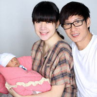 Lý Hải hạnh phúc bên vợ con