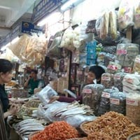 Nhiều mặt hàng khô trên thị trường bắt đầu đua nhau "đội giá" (Ảnh: Tamtam/Vietnam+)