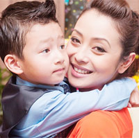 Jennifer Phạm luôn quấn quýt bên cậu con trai