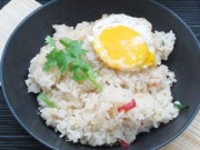 Bếp Eva - Tận dụng cơm nguội làm cơm chiên tỏi ớt