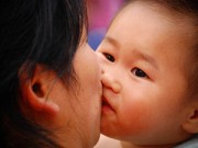 Làm mẹ - Con viêm phổi nặng vì mẹ thích hôn miệng