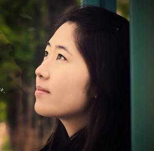 Chỉ còn mình em và cánh hoa voan