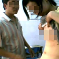 Một số hình ảnh khám bệnh khiếm nhã của người đàn ông (ảnh chụp từ clip).