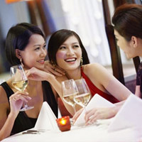 Các chị em phụ nữ, ai cũng muốn mình thật sành điệu với thời trang hàng hiệu (ảnh minh họa)