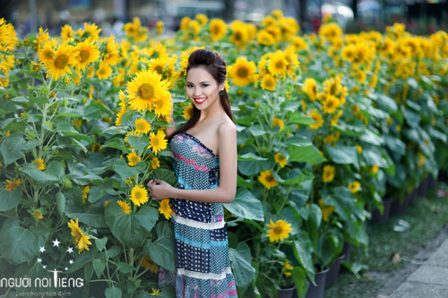 Diễm Hương e ấp bên hoa hướng dương - 11