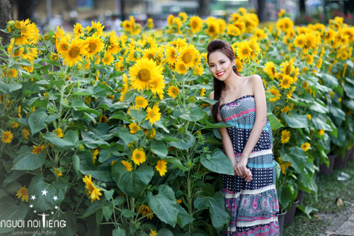 Diễm Hương e ấp bên hoa hướng dương - 12