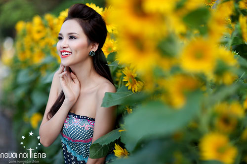 Diễm Hương e ấp bên hoa hướng dương - 3
