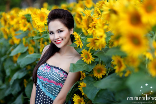 Diễm Hương e ấp bên hoa hướng dương - 5